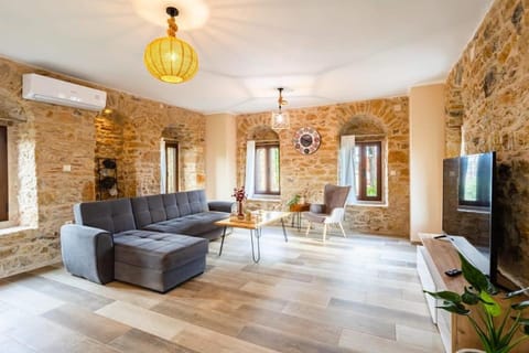 TV and multimedia, Living room, Seating area, air conditioner