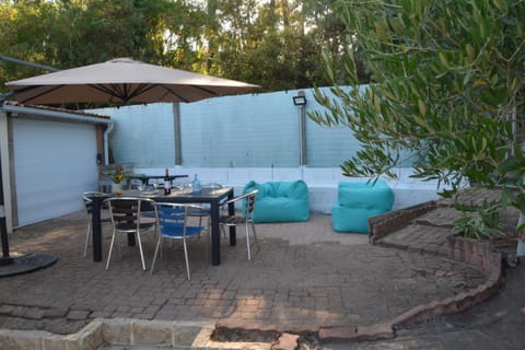 Patio, Spring, Day, Garden, Living room, Seating area, Dining area, Garden view