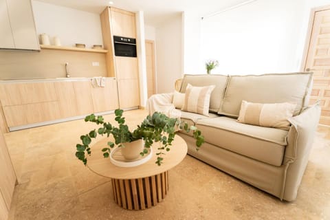 Property building, TV and multimedia, Kitchen or kitchenette, Living room, Seating area, Dining area, Swimming pool, internet, internet, oven