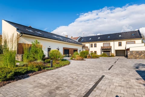Property building, Facade/entrance, Garden, Garden view