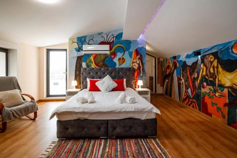 Bed, Living room, Photo of the whole room, Seating area, Bedroom, towels