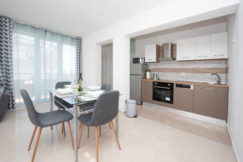 Kitchen or kitchenette, Living room, Seating area, Dining area, dishwasher, oven, stove