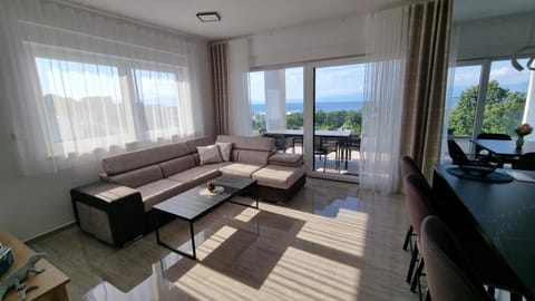Communal lounge/ TV room, Natural landscape, TV and multimedia, View (from property/room), Balcony/Terrace, Living room, Seating area, Dining area, Evening entertainment, Mountain view, Sea view