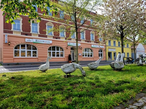 Property building, Restaurant/places to eat