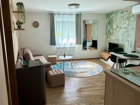 Communal lounge/ TV room, TV and multimedia, Living room, Dining area, Evening entertainment