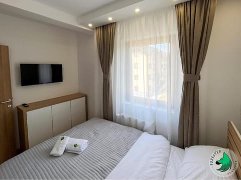 Bed, TV and multimedia, Bedroom, towels