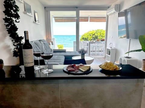 Kitchen or kitchenette, Sea view