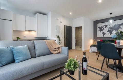 Kitchen or kitchenette, Living room, Seating area, Dining area, minibar, pet friendly
