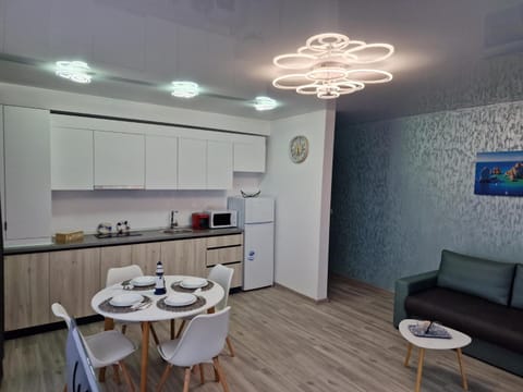 Coffee/tea facilities, Kitchen or kitchenette, Living room, Food and drinks, Dining area, minibar, pet friendly