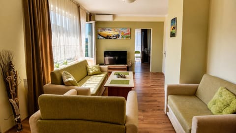 Communal lounge/ TV room, TV and multimedia, Living room, Seating area, Evening entertainment