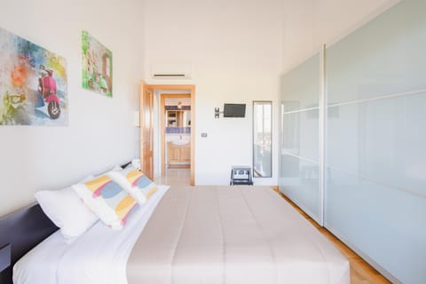 Bed, TV and multimedia, Photo of the whole room, Bedroom, wardrobe, air conditioner