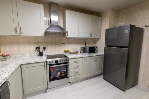 Kitchen or kitchenette, minibar, stove