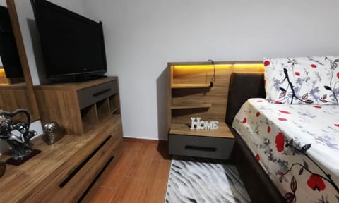 Bed, Kitchen or kitchenette, Living room, Photo of the whole room, Bedroom