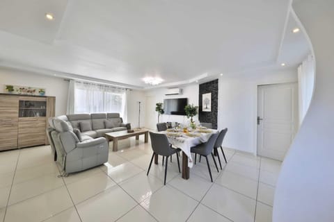 Communal lounge/ TV room, TV and multimedia, Living room, Seating area, Dining area, internet, internet, minibar, air conditioner, air conditioner