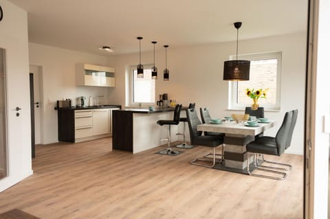 Kitchen or kitchenette, Seating area, Dining area, pet friendly, stove