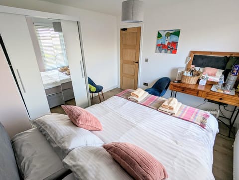 Cosy guest room in a family home with private bathroom and free parking Vacation rental in Edinburgh