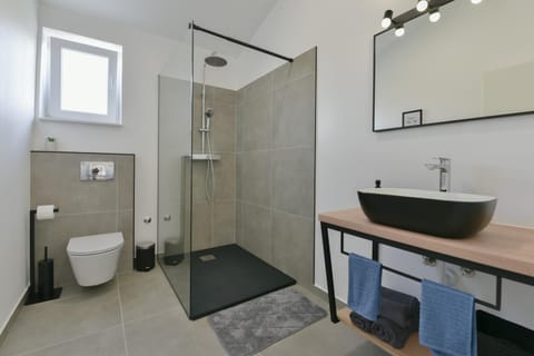 Shower, Toilet, Bathroom, towels