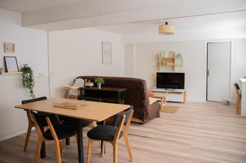 Communal lounge/ TV room, TV and multimedia, Living room, Seating area, Dining area