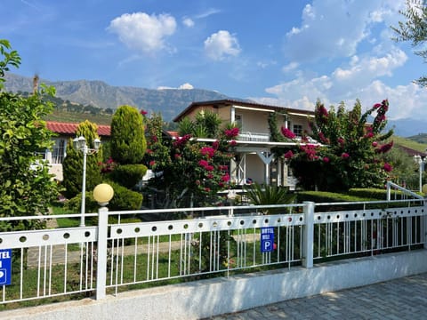 Property building, Spring, Day, Garden, View (from property/room), Balcony/Terrace, Garden view, Mountain view