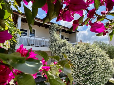 Property building, Spring, Balcony/Terrace, Garden view