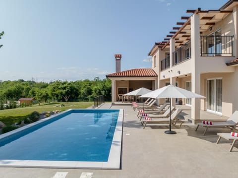 Property building, Day, Balcony/Terrace, sunbed