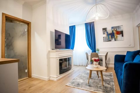 TV and multimedia, Living room, Seating area, flat iron