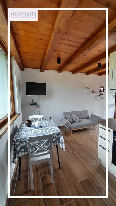TV and multimedia, Seating area, Dining area