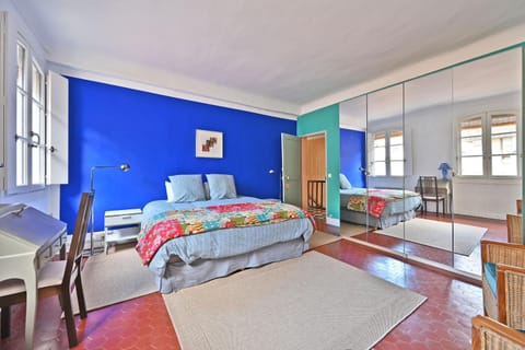 Bed, Photo of the whole room, Seating area, Bedroom