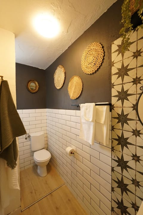 Toilet, Bathroom, towels