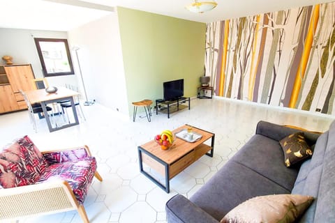Communal lounge/ TV room, TV and multimedia, Living room, Seating area, Dining area
