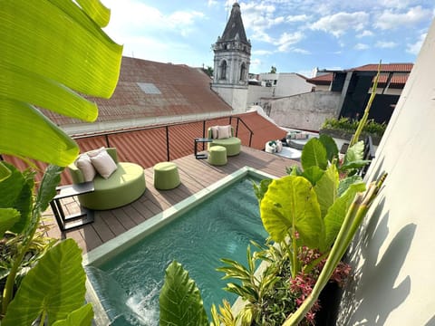 Property building, Natural landscape, Garden, Balcony/Terrace, Pool view, Swimming pool, Swimming pool, sunbed