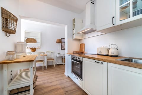 Kitchen or kitchenette, Dining area, pet friendly, stove