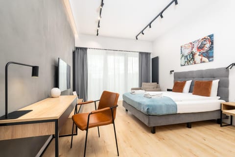 Bed, TV and multimedia, Photo of the whole room, Seating area, Bedroom