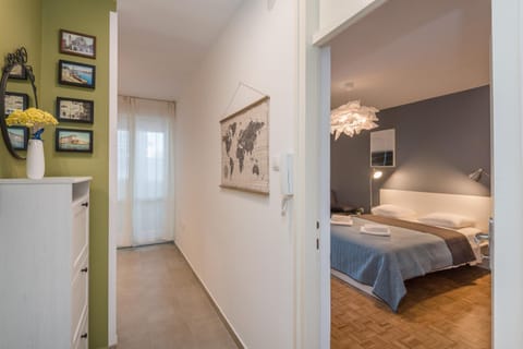 Photo of the whole room, Bedroom, towels