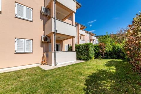 Property building, Day, Garden, Garden view