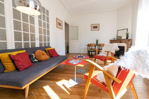 Communal lounge/ TV room, TV and multimedia, Living room, Seating area, Dining area