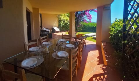 Patio, Day, Garden, Dining area