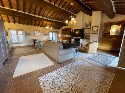 Communal lounge/ TV room, TV and multimedia, Living room, Seating area, Evening entertainment