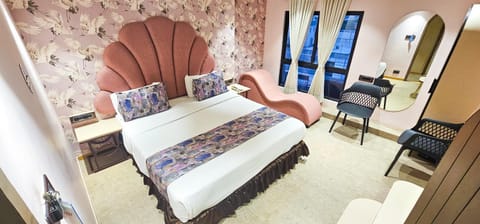 Bed, TV and multimedia, Living room, Photo of the whole room, Seating area, Bedroom, hair dresser