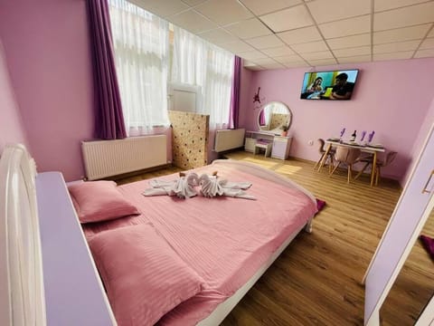 Communal lounge/ TV room, Bed, TV and multimedia, Living room, Photo of the whole room, Seating area, Evening entertainment, Bedroom, towels