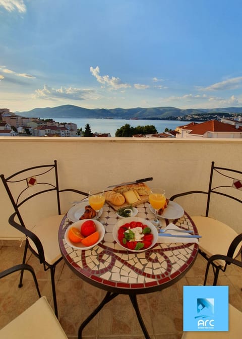 Day, Balcony/Terrace, Food and drinks, Seating area, Dining area, Food, Sea view, Breakfast, Continental breakfast, Lunch
