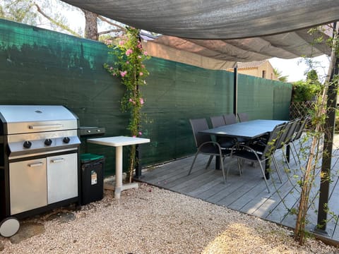 Patio, Day, BBQ facilities, Dining area