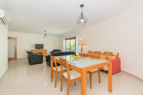 Communal lounge/ TV room, TV and multimedia, Living room, Seating area, air conditioner