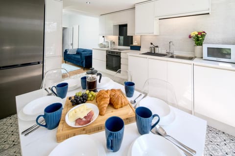 Kitchen or kitchenette, Dining area, minibar, pet friendly, stove, toaster