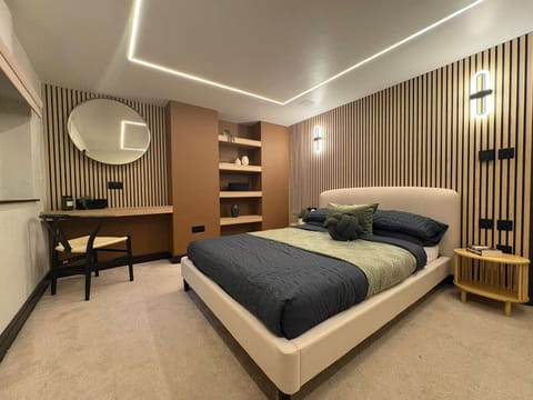 Bed, Photo of the whole room, Seating area, Bedroom