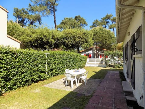 Property building, Patio, Day, Garden, Dining area, Garden view