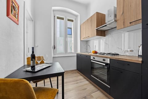 Kitchen or kitchenette, pet friendly, stove