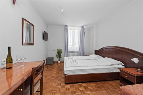 Bed, TV and multimedia, Photo of the whole room, towels