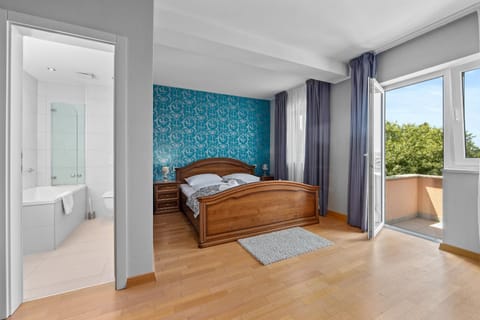 Bathroom, Photo of the whole room, Bedroom