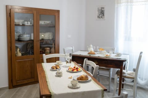 Food and drinks, Dining area, Breakfast